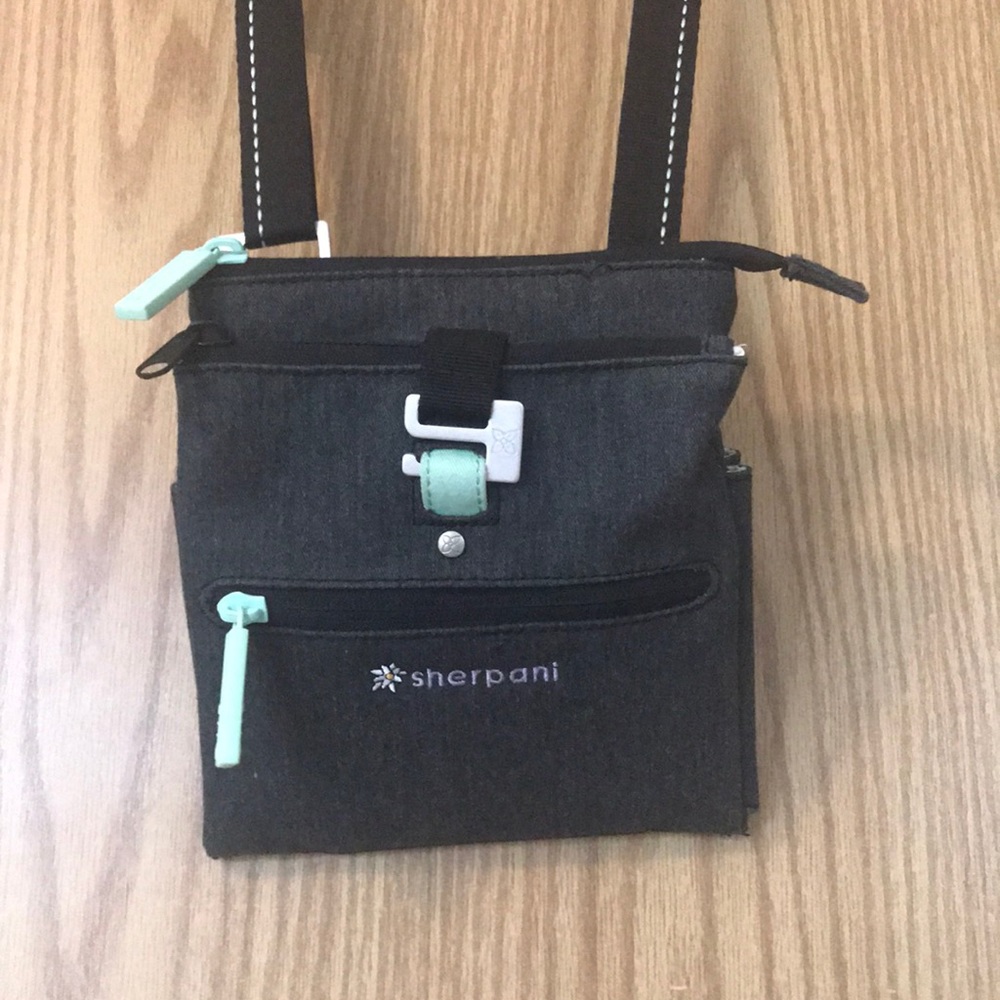 Like new! sherpani cross body tote!